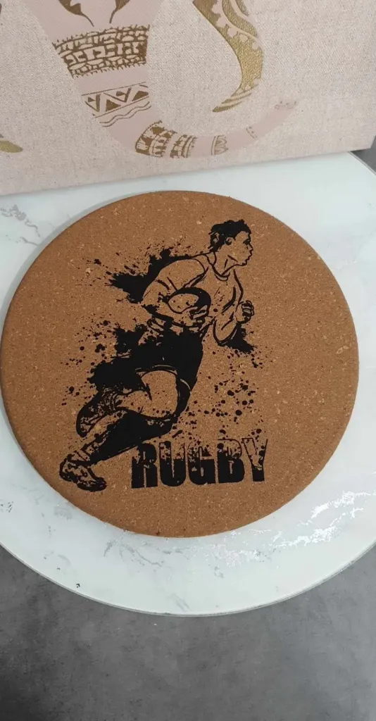 Dessous de plat personnalisé en liège – Thème rugbyman